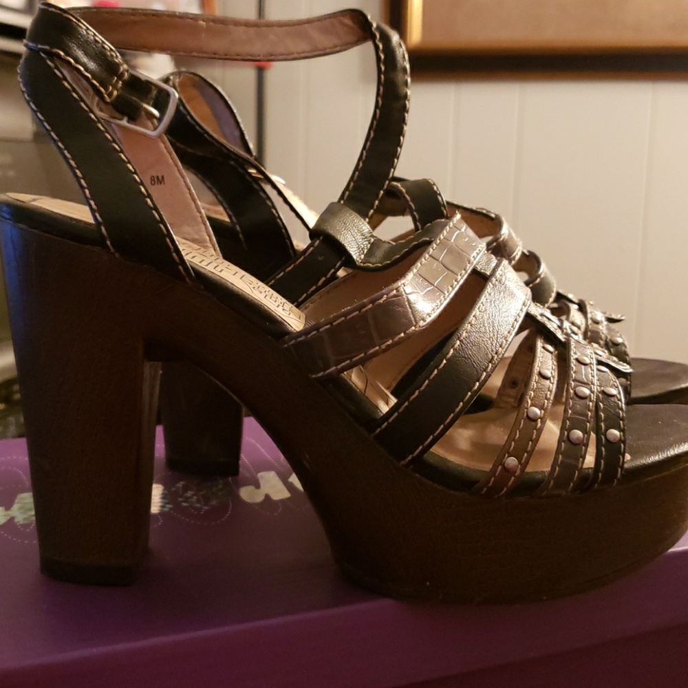 Awesome strappy stacked heels size 8 NWOB